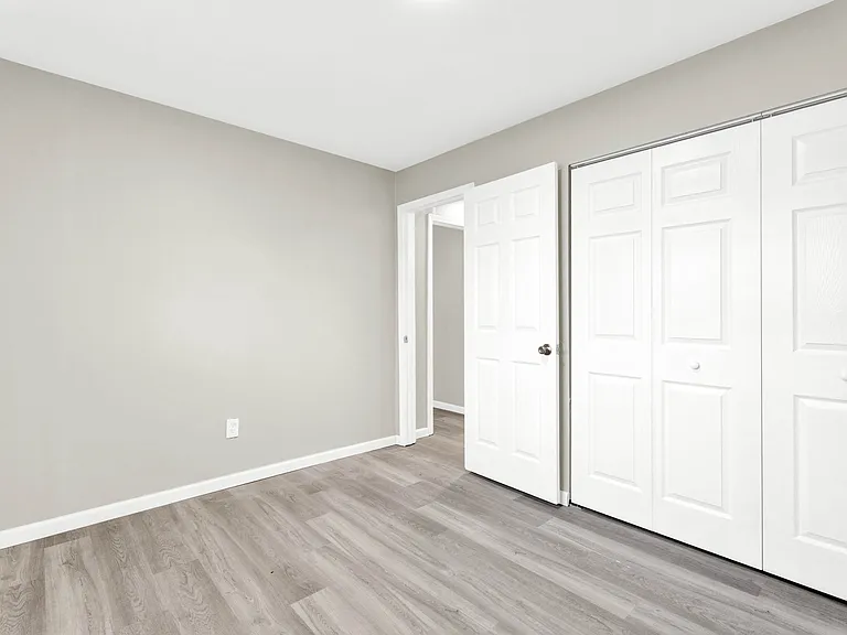 Pierre Manor Apartments — Photo 13