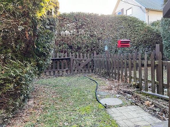 5th image of 53 Johnson Ave Unit 17
