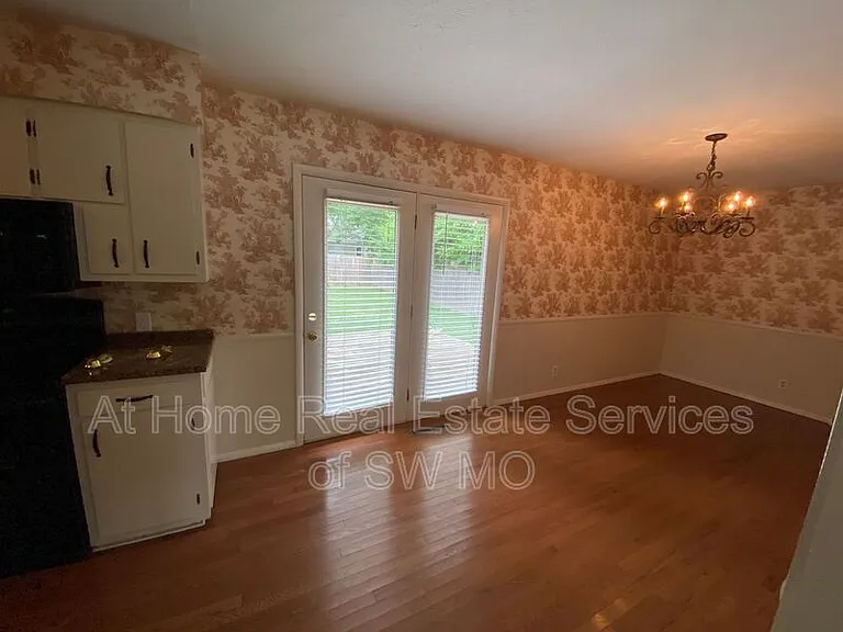 2027 S Kentwood Ave — Photo 4