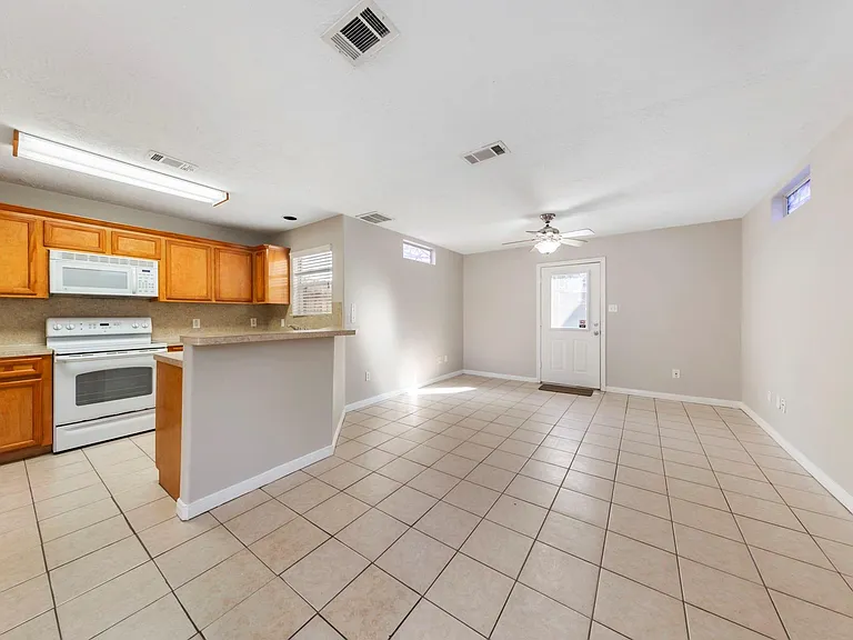 614 Foster St — Photo 3