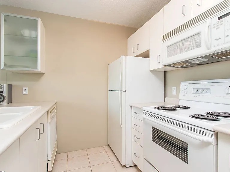 438 Seymour St #806 — Photo 1