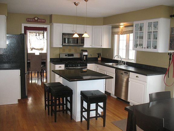 kitchen w/ granite island and stainless