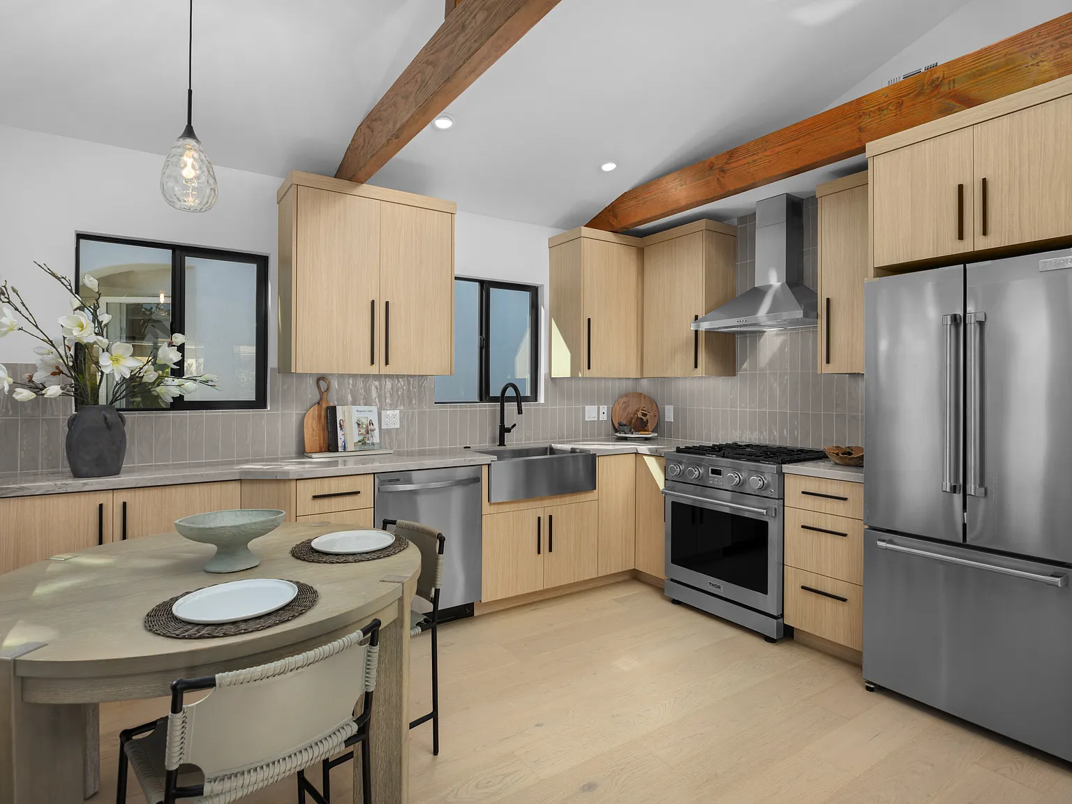 2 bed, 735 sqft, $7,995 — Photo 4