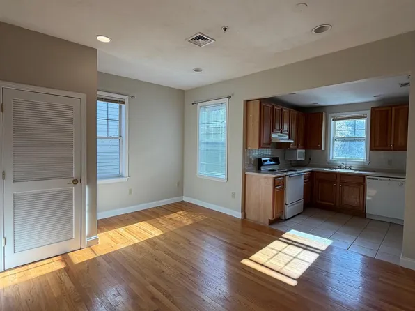 466 Green St #9A, Cambridge, MA 02139