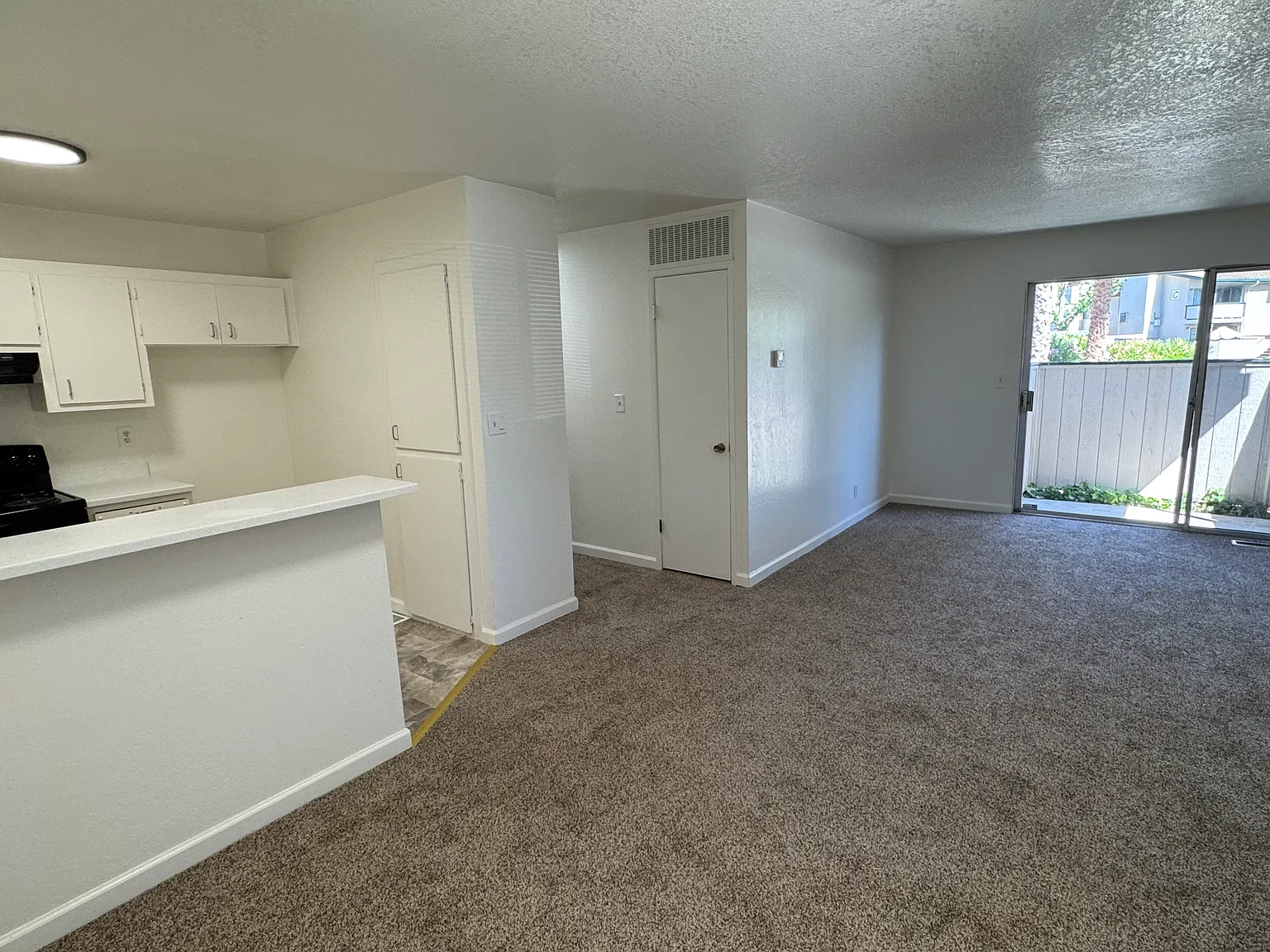 2 bed, 902 sqft, $2,300 — Photo 2