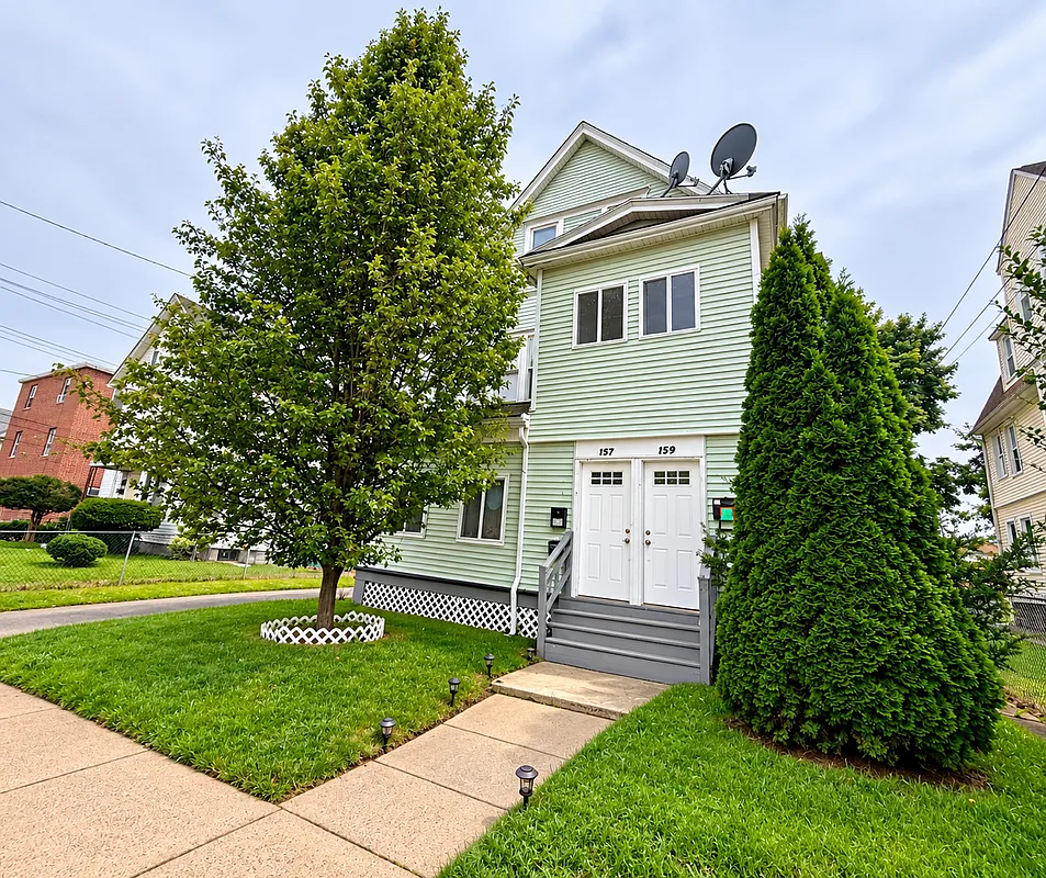 2 bed, 1.0 bath, 1220 sqft, $1,800 — Photo 1