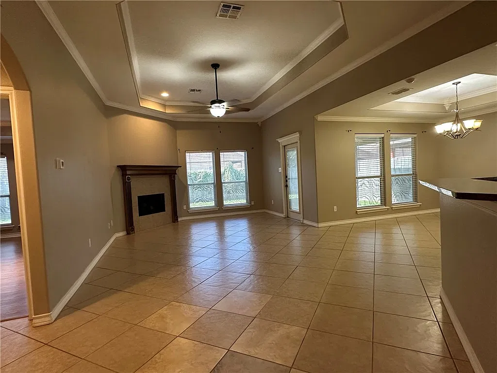 3 bed, 2.0 bath, 1947 sqft, $2,050 — Photo 3