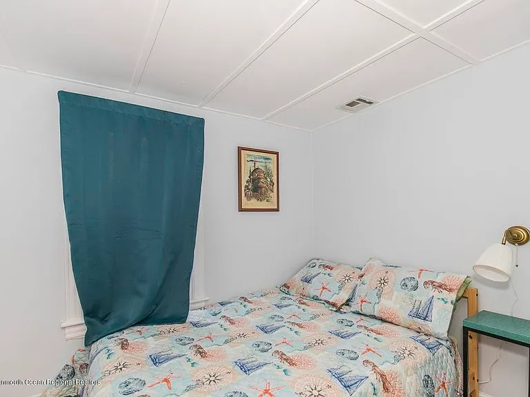 105 Webb Ave — Photo 16