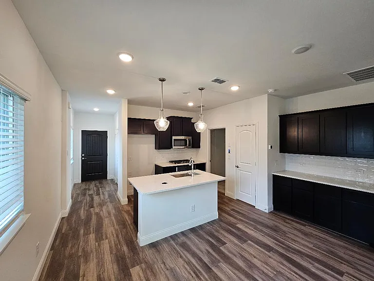 202 Griffith Dr — Photo 2