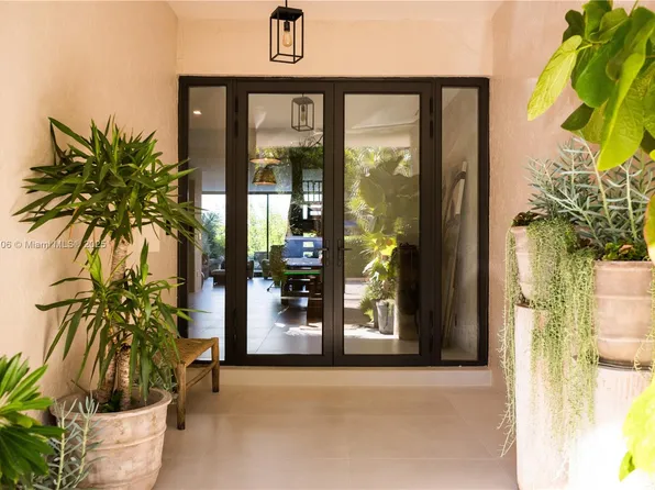 6112 Paradise Point Dr, Palmetto Bay, FL 33157