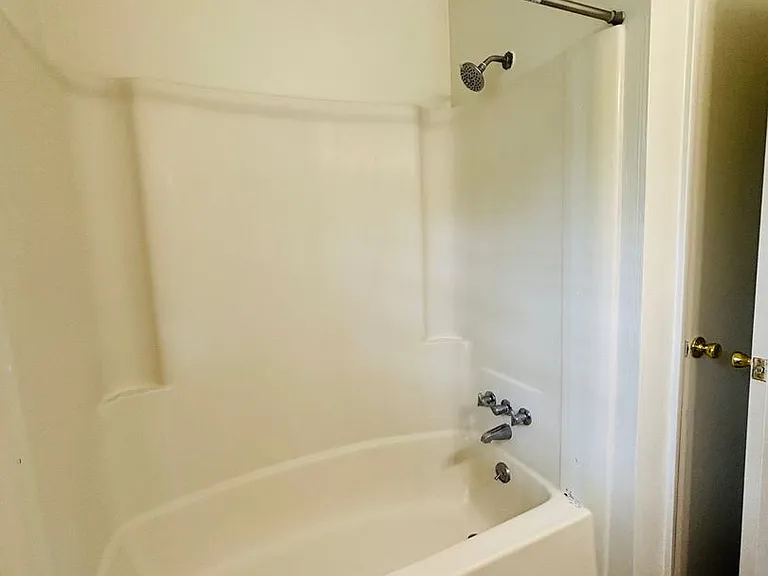 2 Bedroom, 1 Bath Apartment — Photo 7