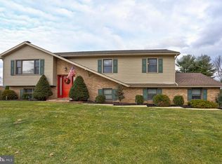 135 Woodchuck Dr, Ephrata, PA 17522