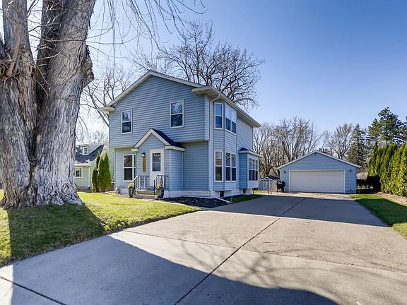 3rd image of 1024 Burke Ave W