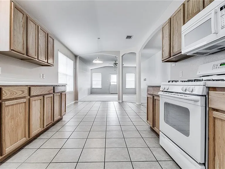 602 Golden Gate Dr — Photo 3
