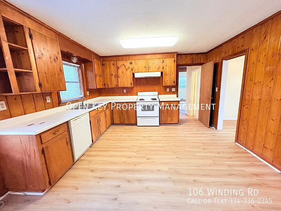 Recently updated 3 bedroom, 2 bath home in a convenient Dothan location! Section 8 approved, LVP ... — Photo 4