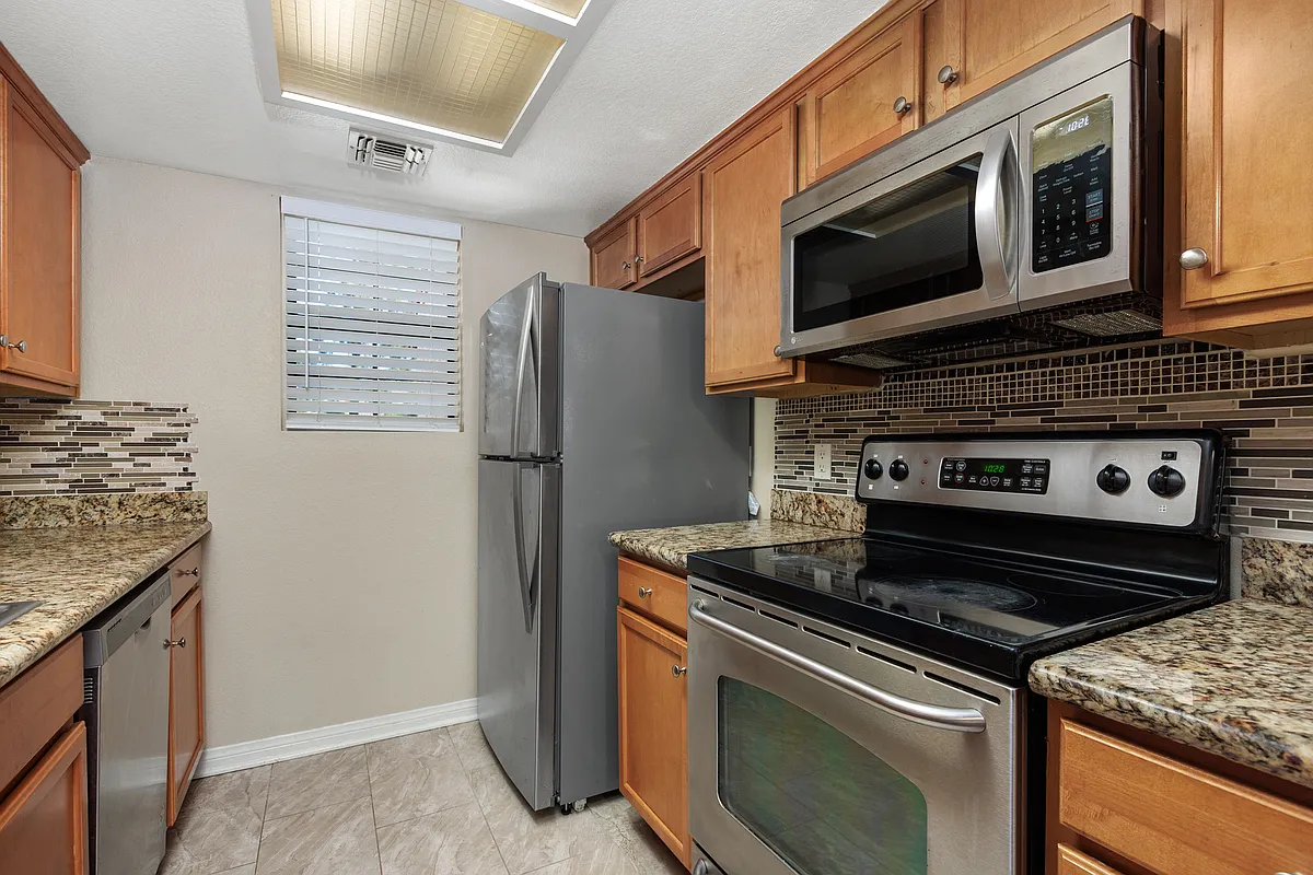 2 bed, 1036 sqft, $3,098 — Photo 4