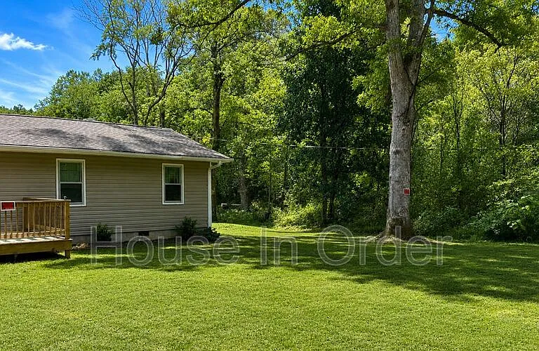 64 Valentine St E — Photo 2
