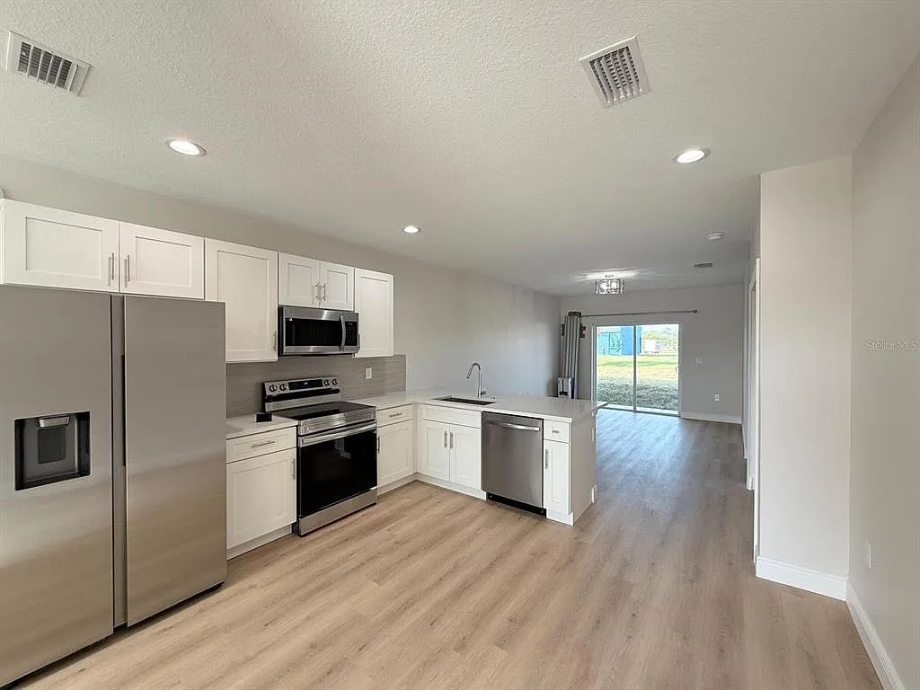 3 bed, 2.0 bath, 1162 sqft, $1,800 — Photo 2