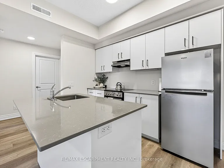 261 King St E #302 — Photo 12
