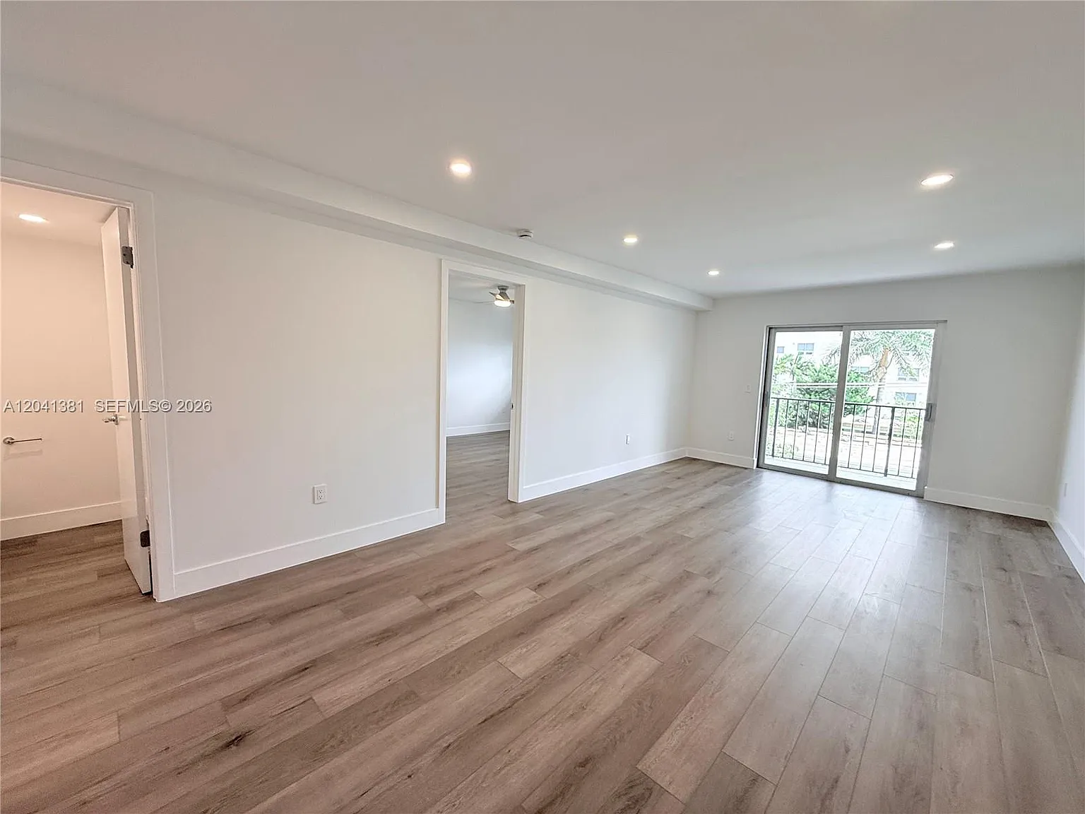 1900 Meridian Ave Condo — Photo 4