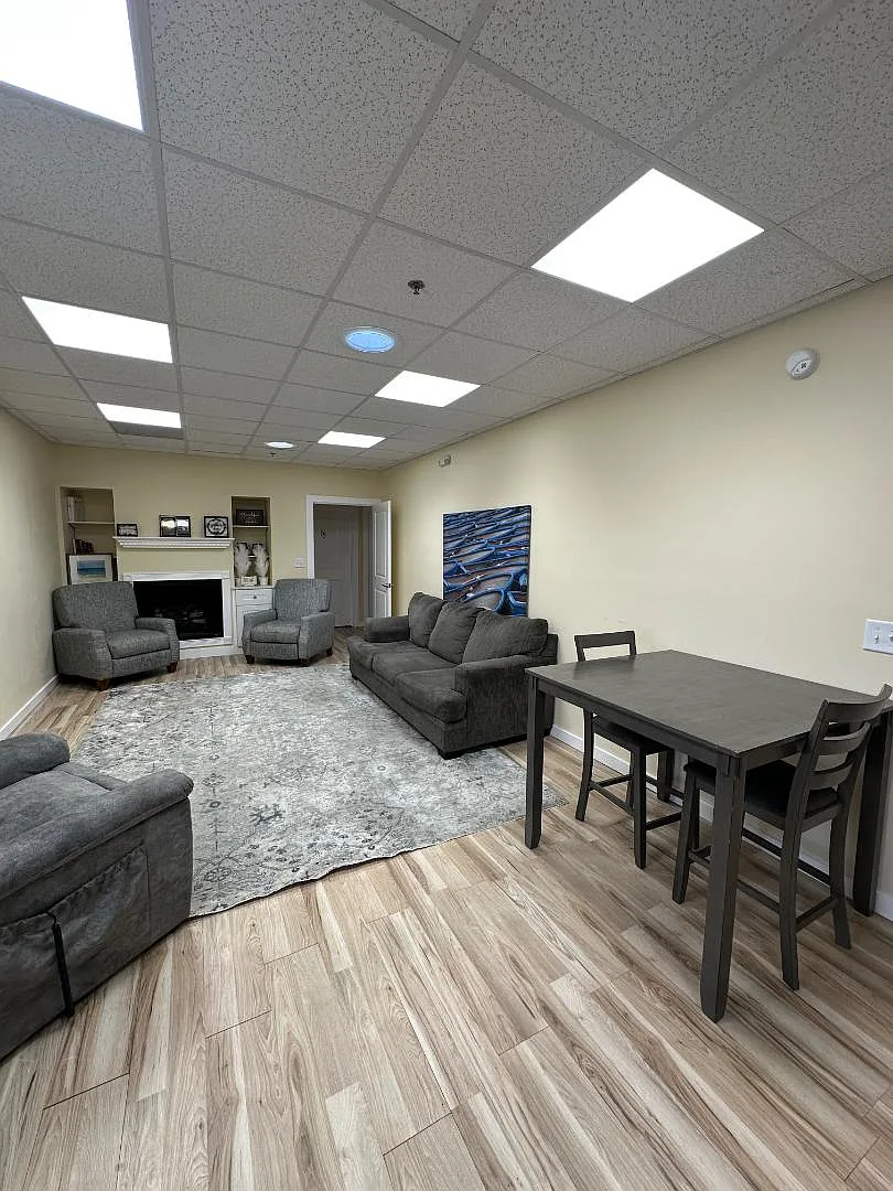 301 N Washington St - Room 4 — Photo 4