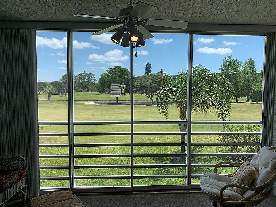 Lanai overlooks golf course.