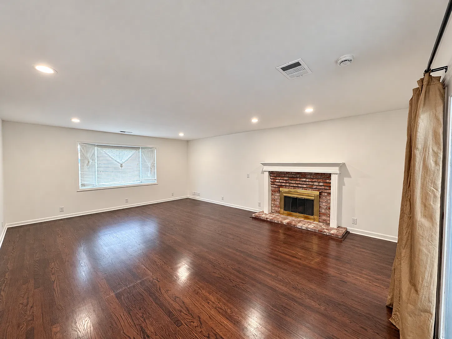 3 bed, 1366 sqft, $5,100 — Photo 1