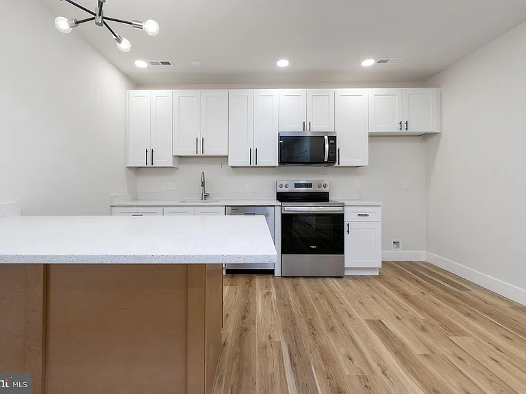 151 N York St #B — Photo 4