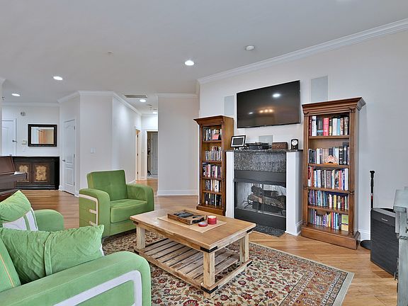 5th image of 4953 Oakton St Unit 205