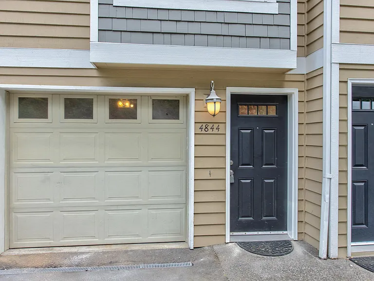 4844 Railroad Ave NE — Photo 2