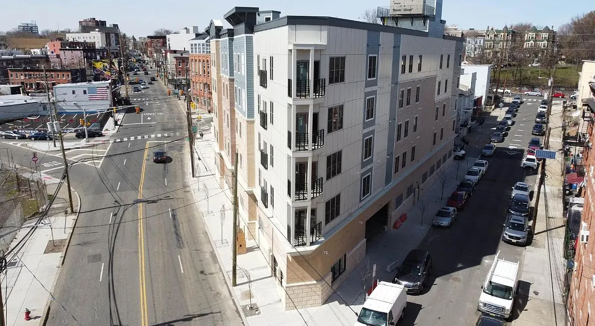 Building Photo - 680 Grand St