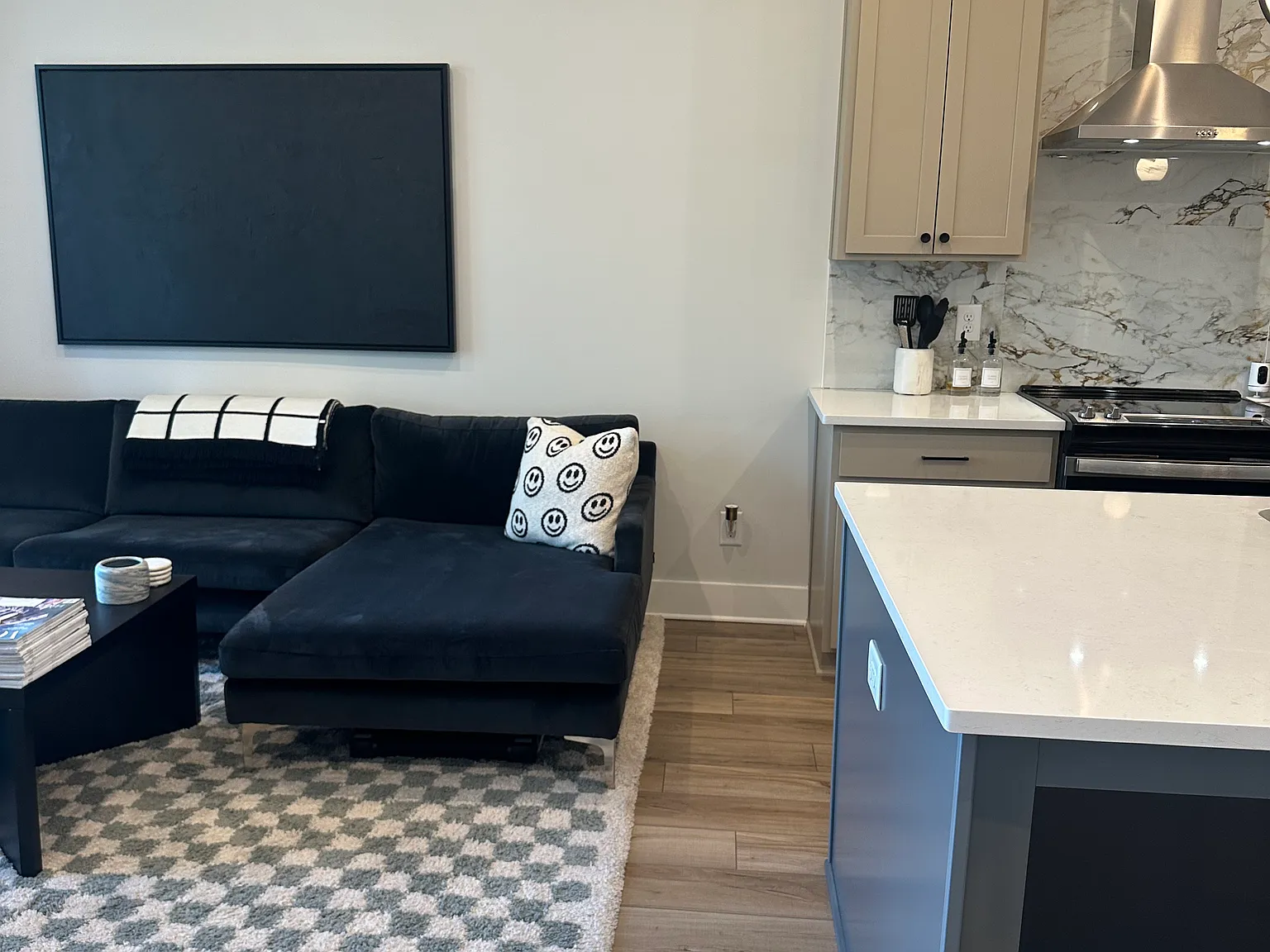 1296 Longreen Ter NW — Photo 3
