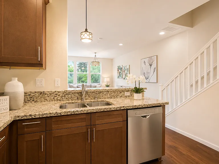 714 N Capitol Ave — Photo 5