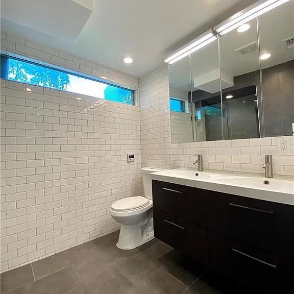 305 W 29th St — Photo 26