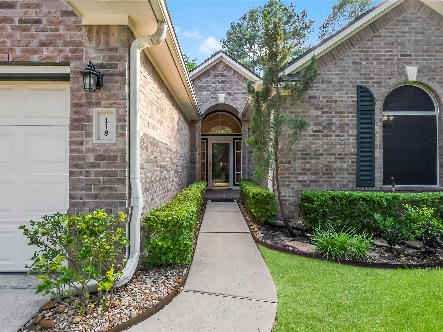 3 bed, 2.0 bath, 1853 sqft, $2,400 — Photo 3