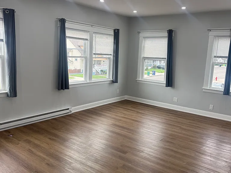 426 Abbott Rd — Photo 3