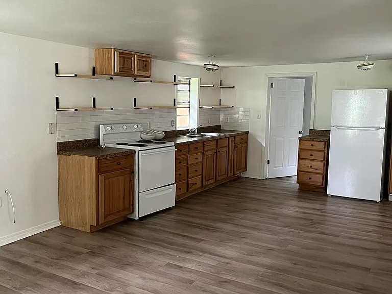 215 Wilson Ave — Photo 2