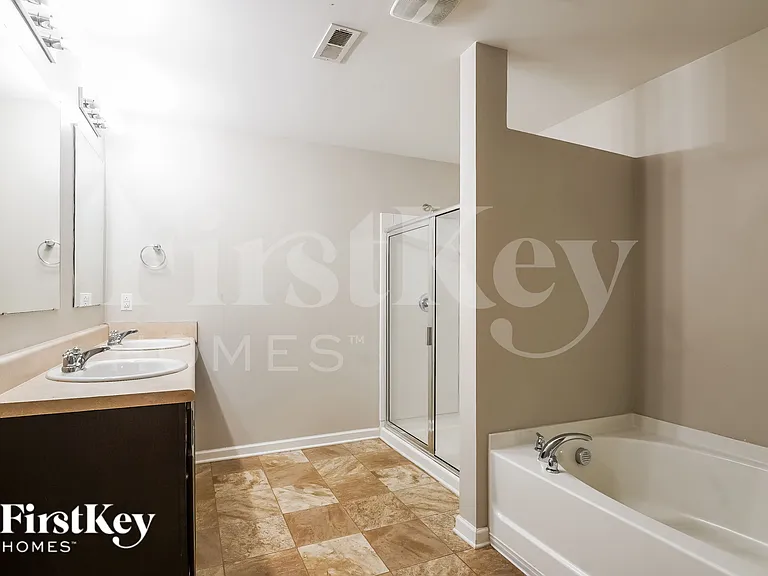 4631 Woodford Cir — Photo 12