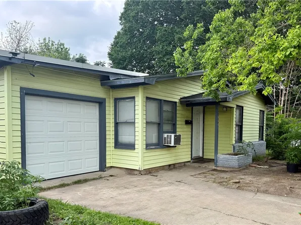 1604 E Mistletoe Ave, Victoria, TX 77901