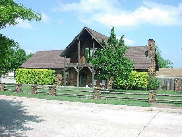 2nd image of 1405 Hickory