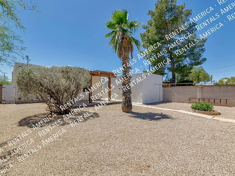 1119 E Silver St — Photo 23