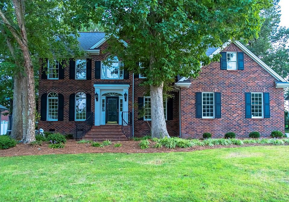 1st image of 803 Stoneybrook Dr