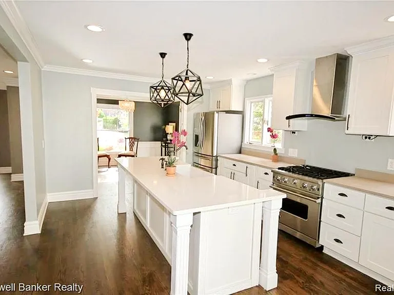 669 Mohegan St — Photo 15
