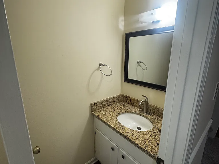 482 Huntington Rd — Photo 17