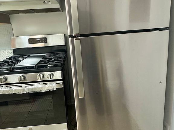 2nd image of 827 Washington Blvd