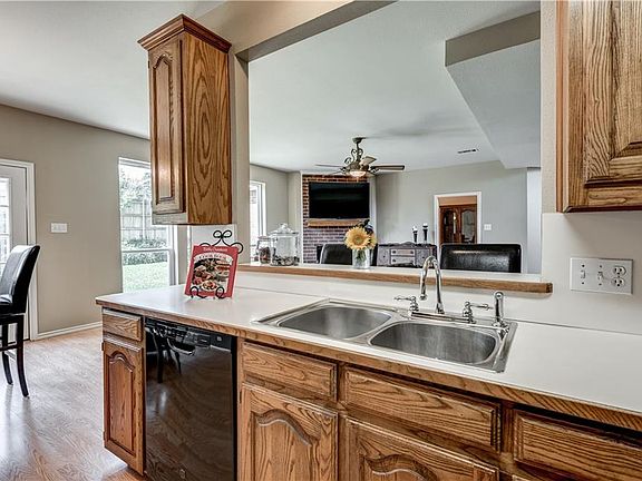 5th image of 113 Marseille Dr
