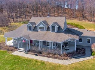 5 Deer Meadow Dr, Wallkill, NY 12589