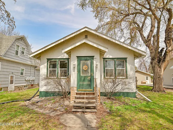 1320 2nd Ave N, Grand Forks, ND 58203