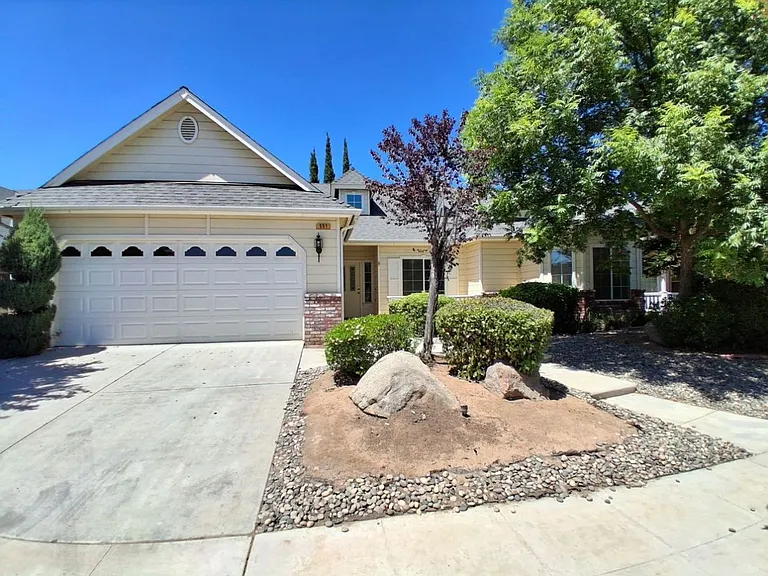551 Lester Ave — Photo 3