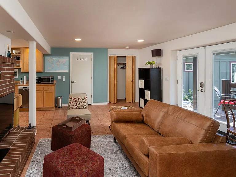 2010 NW Cascade View Dr — Photo 3